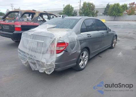 2011 Mercedes-Benz C 300 Luxury/Sport z USA, uszkodzony, nr VIN WDDGF5EB3BR158244